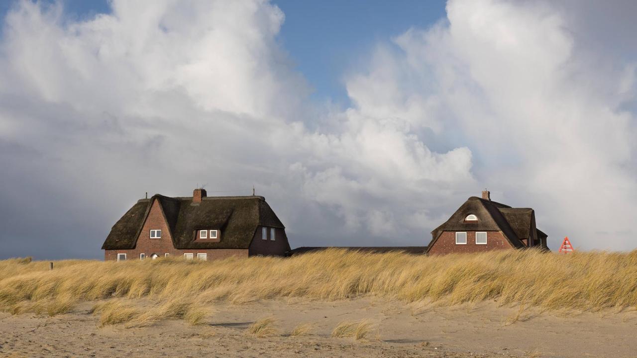 Zwei Häuser in den Dünen auf der nordfriesischen Insel Sylt,