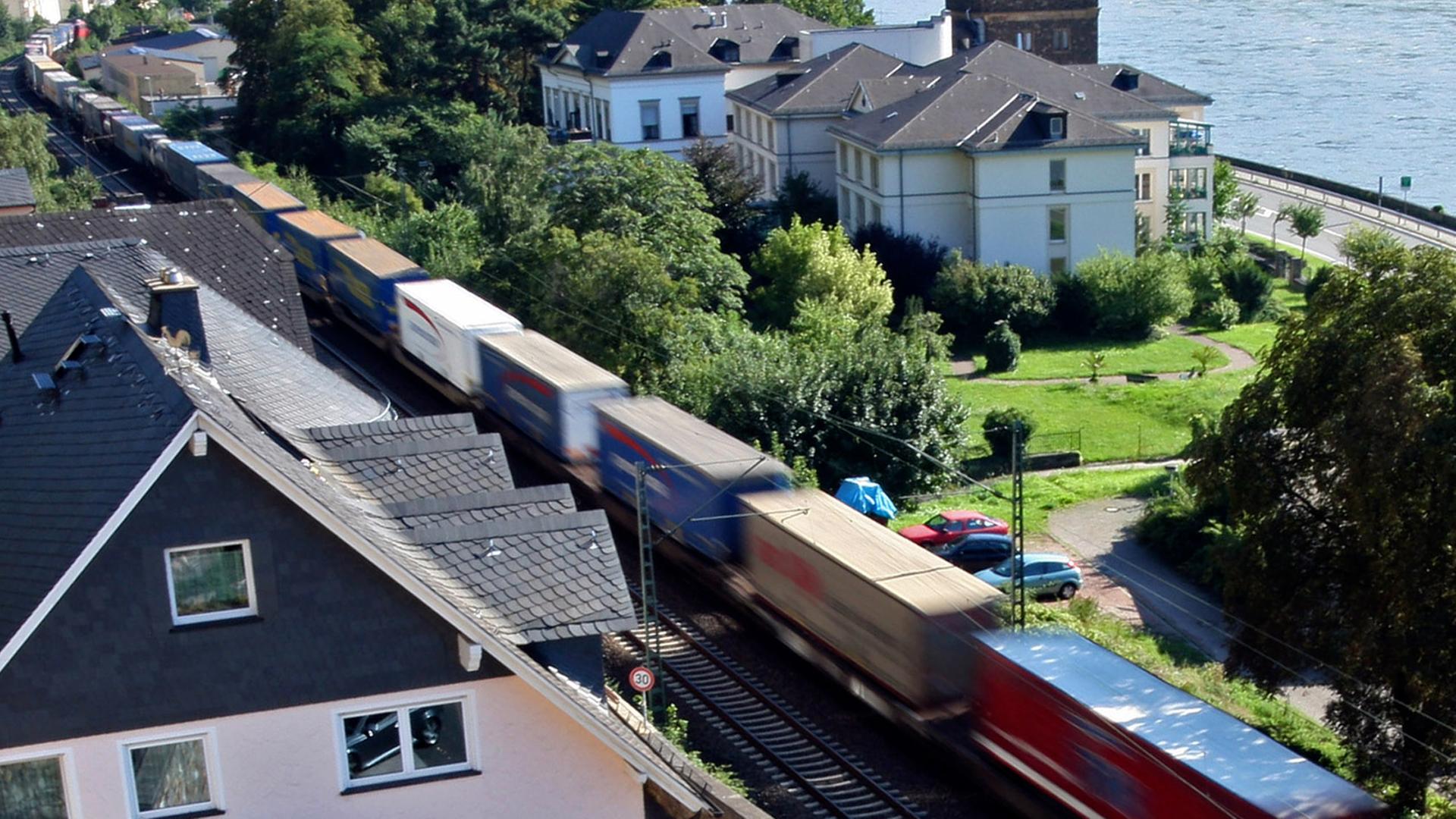 Ein Güterzug fährt am Haus der Familie Schneider (links) in Assmanshausen (Rüdesheim) vorbei (Foto vom 20.08.2010).