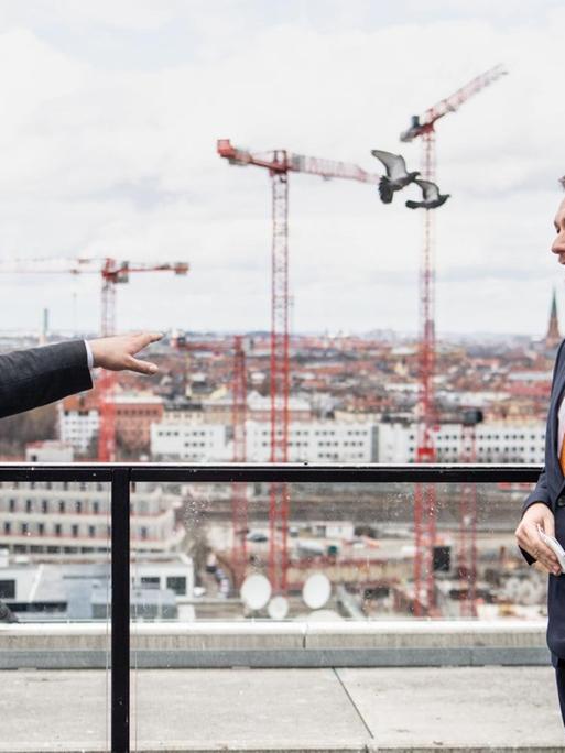Politischer Aschermittwoch in Bayern - FDP: Der FDP-Bundesvorsitzende Christian Lindner stehtn am Rande vom Politischen Aschermittwoch der Liberalen auf einer Dachterrasse mit Daniel Föst (l), Landesvorsitzender der FDP in Bayern. Wegen der Corona-Krise findet der Aschermittwoch in diesem Jahr erstmals digital statt.