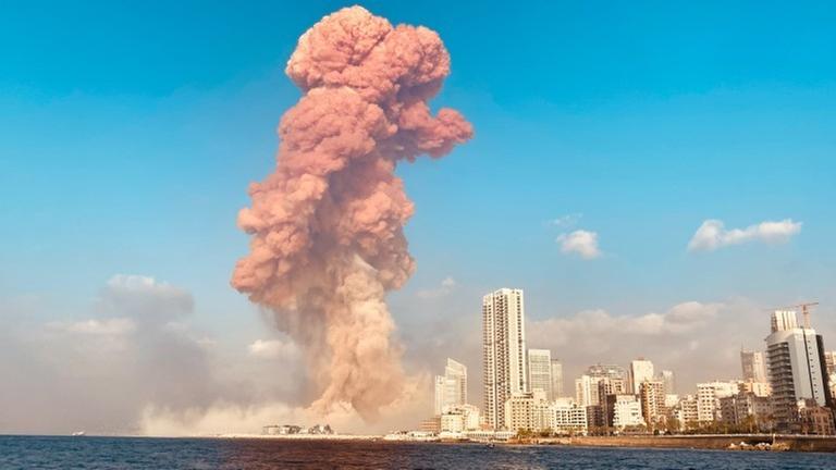 Nach der Explosion steigt eine Wolke über Beirut auf.