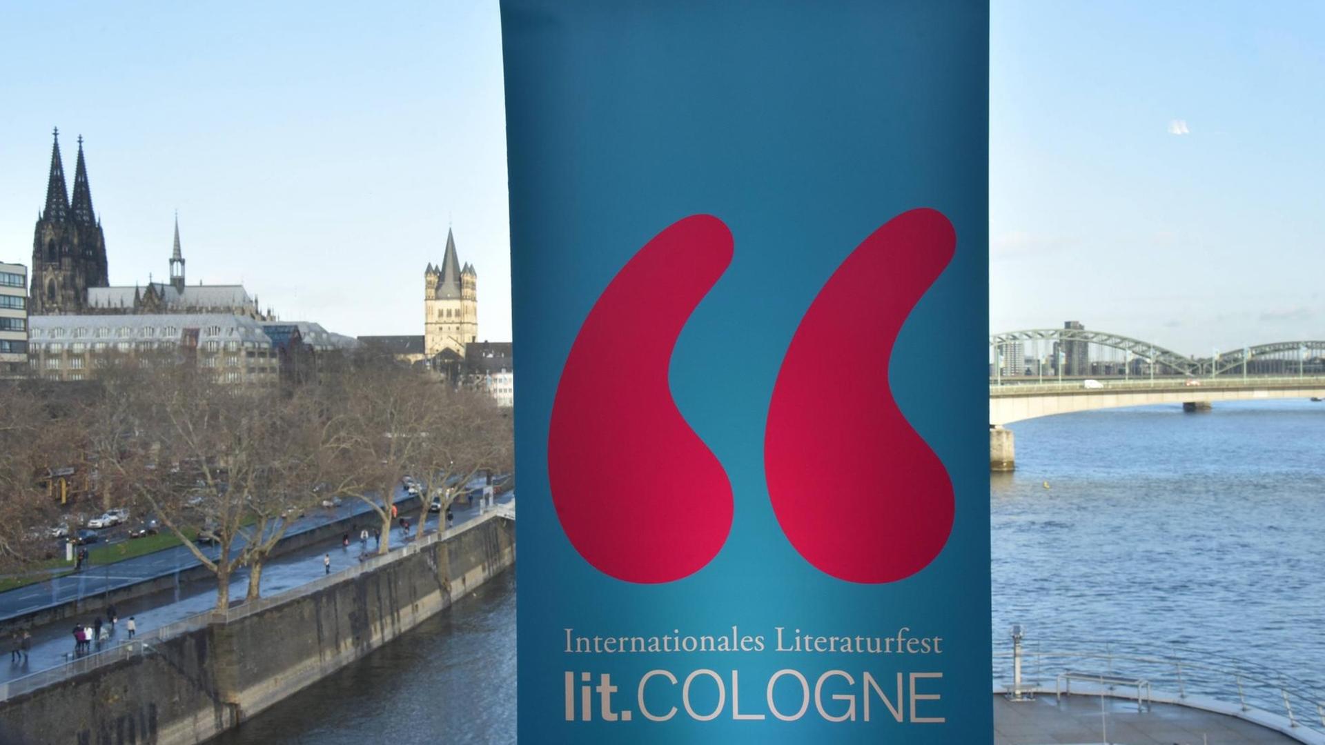 Logo Schriftzug der Lit.Cologne vor dem Kölner Dom
