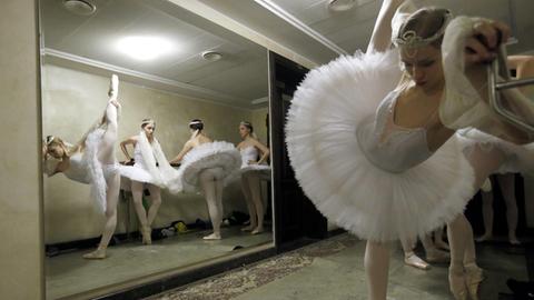 Belarussische Tänzerinnen Backstage vor einem Auftritt am Nationalen Akademischen Bolschoi-Oper und Ballett-Theater in Minsk, Belarus, März 2016