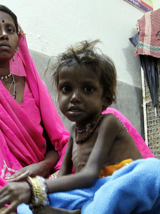 Eine Frau mit ihrem unterernährten Kind in einem Rehabilitationszentrum in Khalwa im indischen Madhya Pradesh