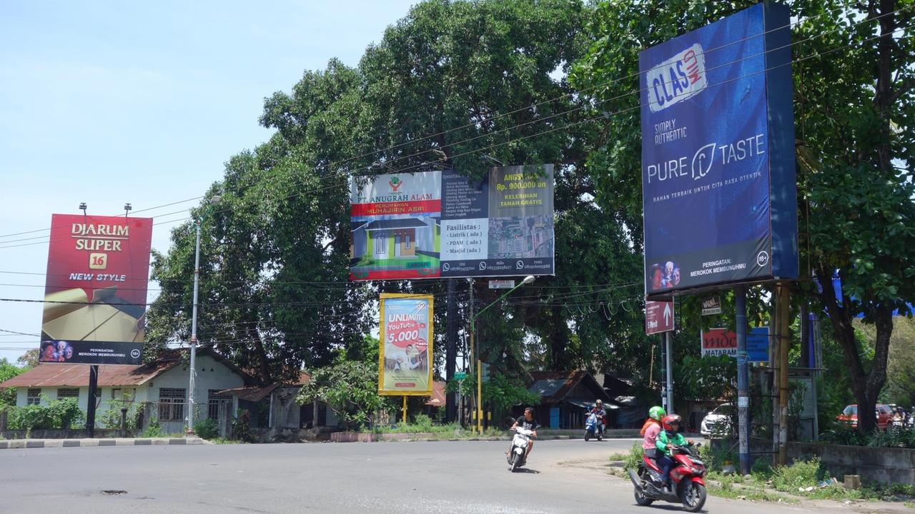 In Mataram, Hauptstadt der Insel Lombok, stehen große Reklametafeln für Zigaretten in Sichtweite von mehreren Schulen. 