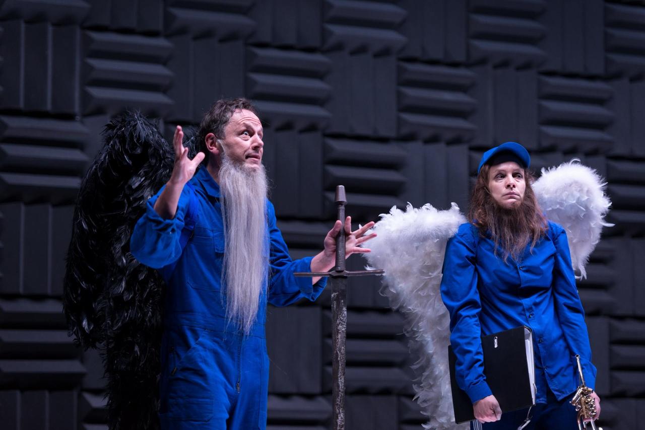 Zwei tollpatschige Engel sollen ein Kaff im Schwarzwald ausrotten - eine Szene aus Jan Bosses Inszenierung "In Ewigkeit Ameisen"