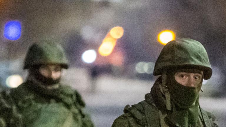 Eine Gruppe von maskierten Soldaten.