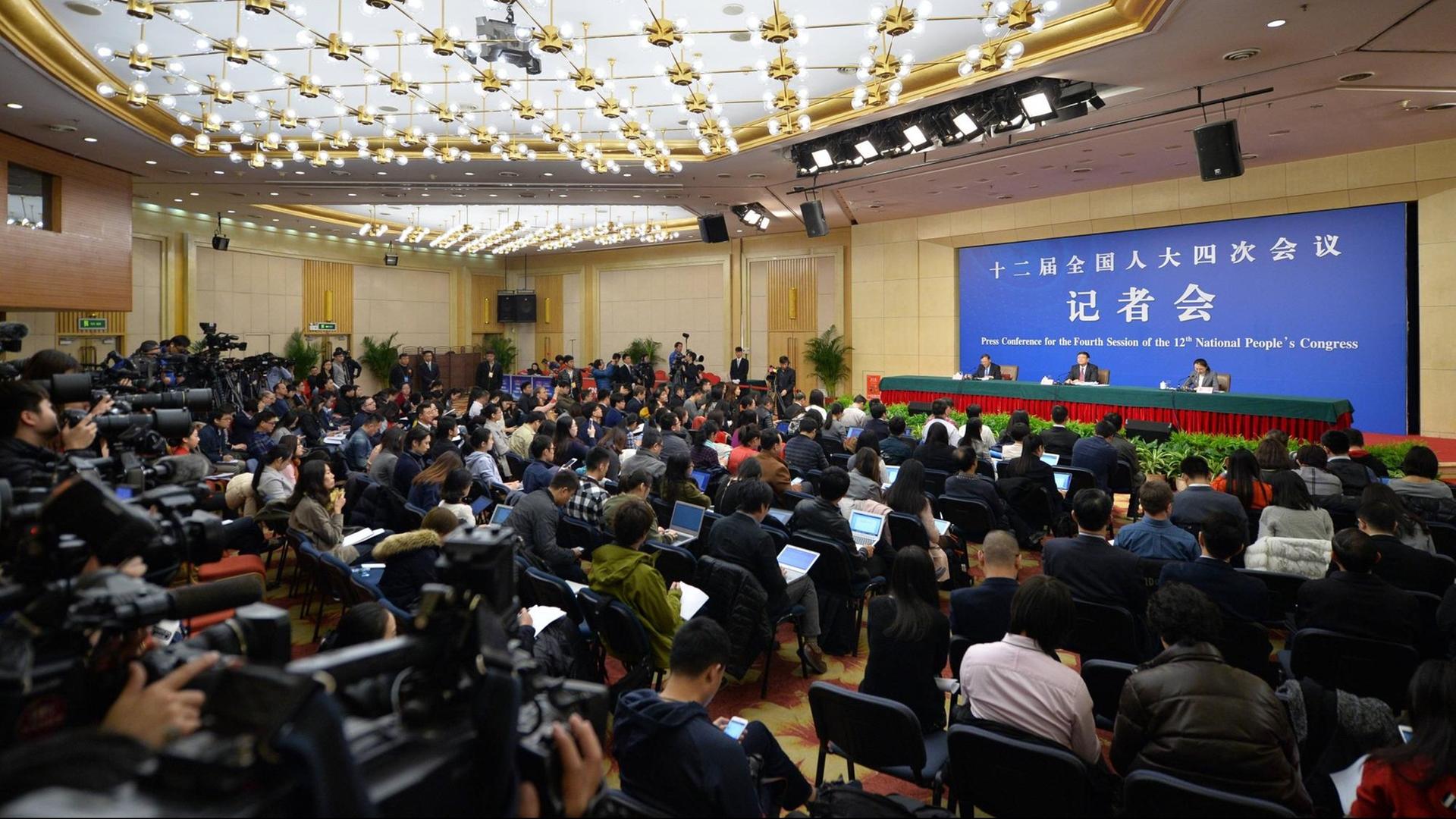 Der chinesische Umweltminister Chen Jining gibt auf dem Volkskongress eine Pressekonferenz.