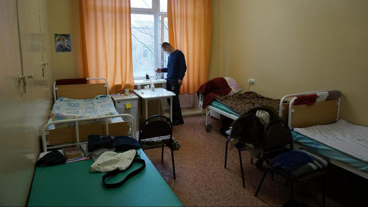Tuberkulosepatient Vadim in seinem Krankenzimmer - sein Smartphone ist momentan die einzige Kontakt- und Unterhaltungsmöglichkeit