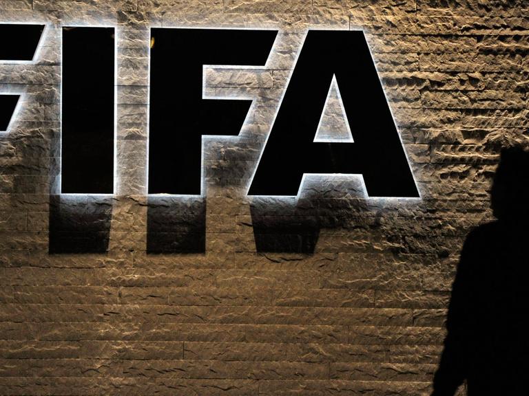 Das Fifa-Logo, daneben die Silhouette einer Person.