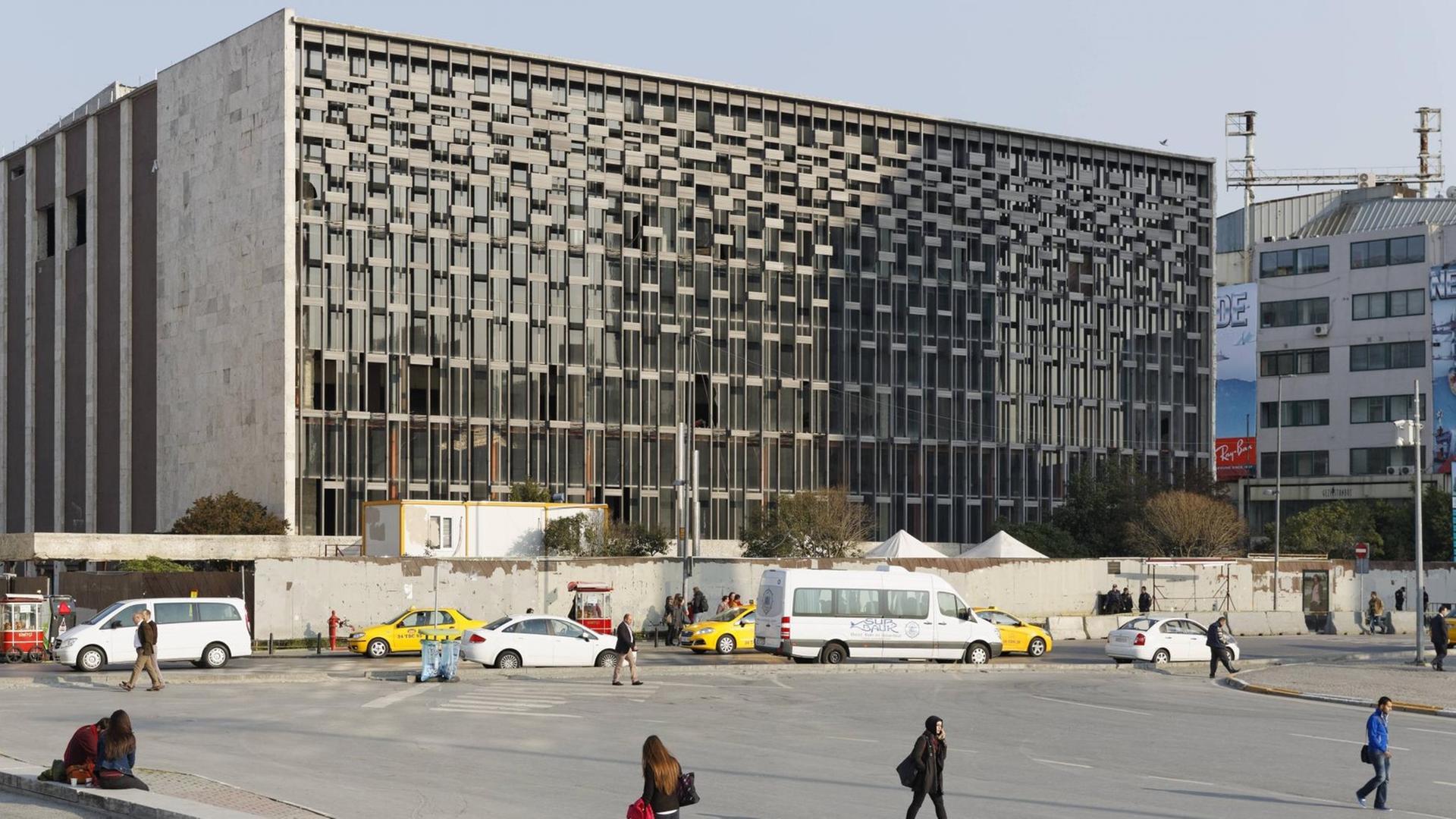 Das Atatürk-Kulturzentrum im November 2017 auf dem Taksim-Platz in Istanbul. Ein Gebäude auf einem weiitläufigen Platz mit Passanten davor.