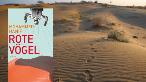 Buchcover "Rote Vögel" von Mohammed Hanif, im Hintergrund Fußspuren im Wüstensand