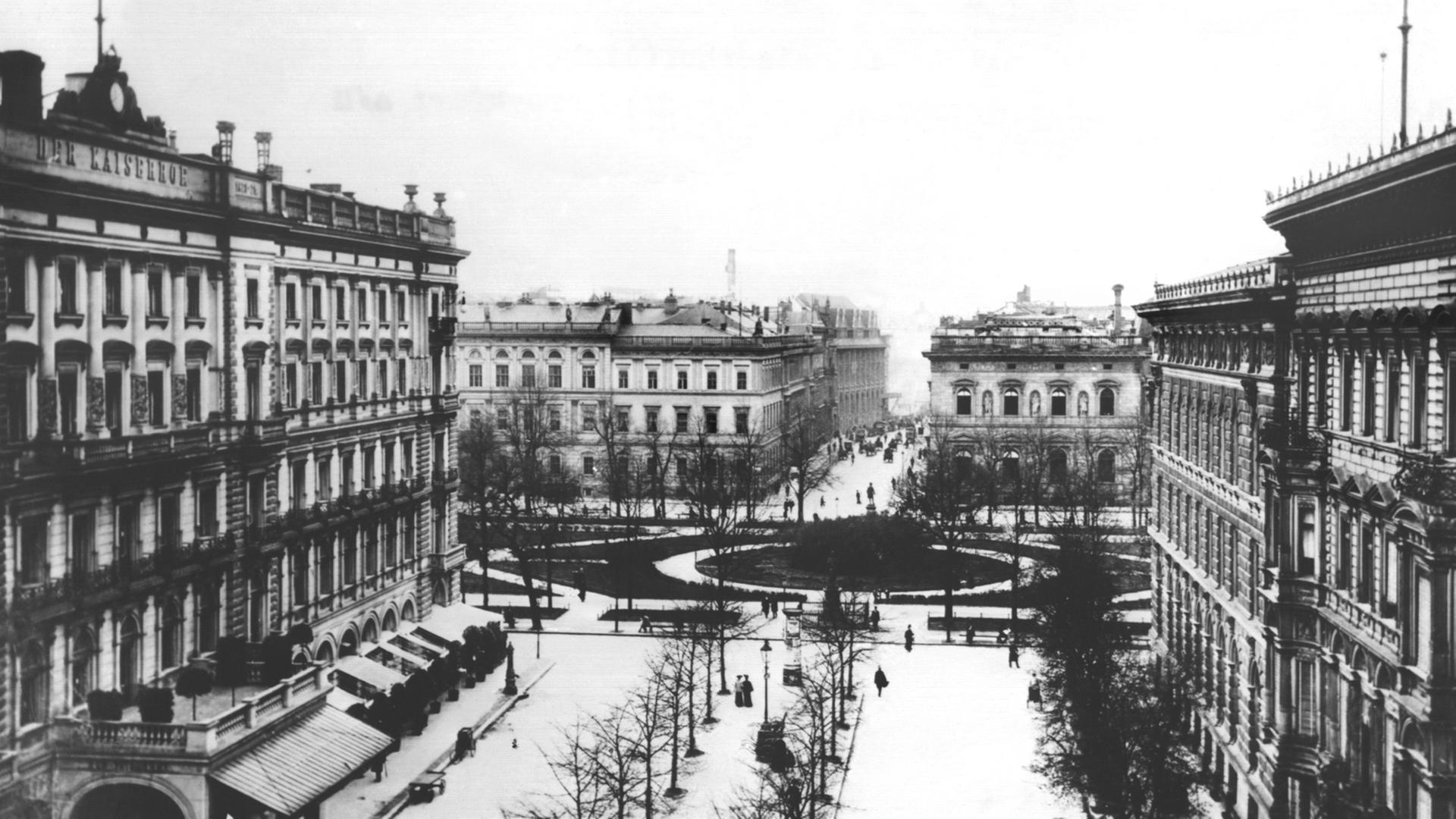 Der Wilhelmplatz in Berlin mit dem Hotel Kaiserhof (links) um die Jahrhundertwende