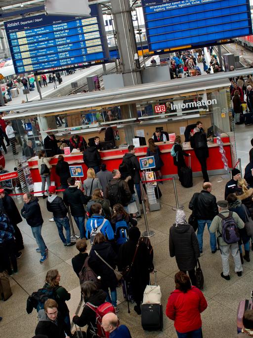 Menschen am Münchener Hauptbahnhof