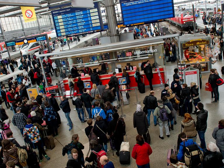 Menschen am Münchener Hauptbahnhof