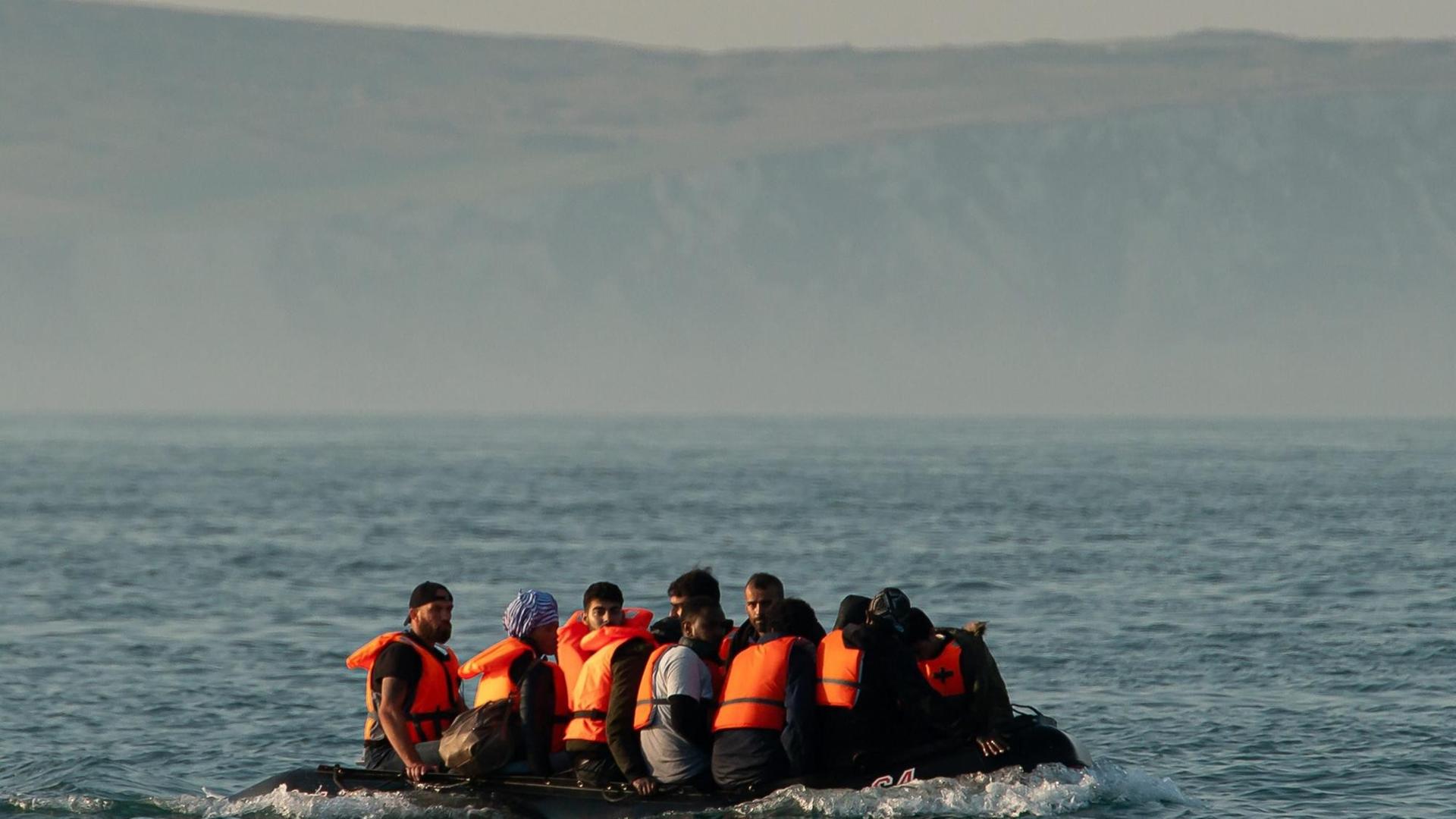 Flüchtende versuchen in einem Schlauchboot den Ärmelkanal südlich von Calais zu überqueren