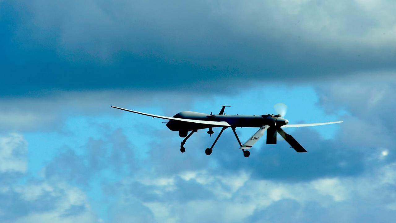 Eine Drohne vom Typ RQ-1 Predator, von der Creech-Luftwaffenbasis im Bundesstaat Nevada, startet vor blau-grauem Himmel vom Flughafen Rafael Hernandez, bei Aguadilla, Puerto Rico, am 28.01.2010. (U.S. Air Force photo by Tech. Sgt. James Harper)