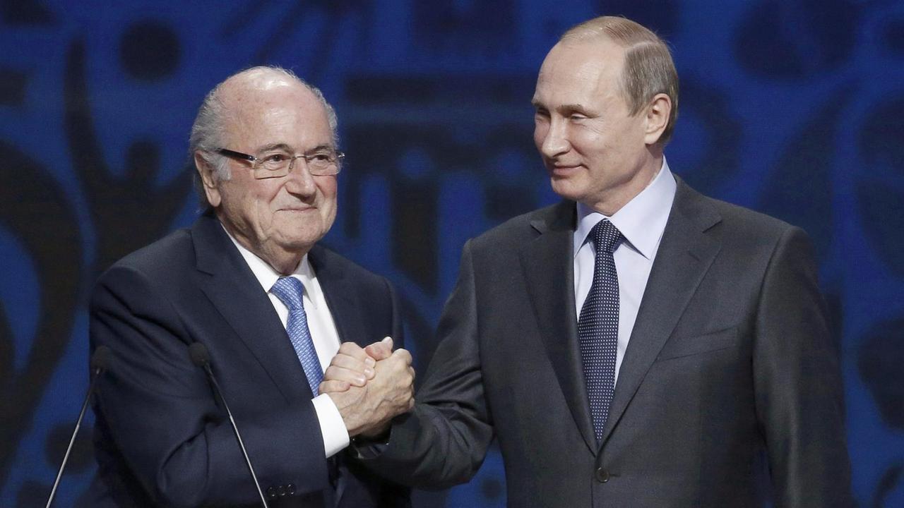 FIFA-Präsident Sepp Blatter und der russische Präsident Wladimir Putin in St. Petersburg bei der Gruppenauslosung für die Fußball-WM 2018