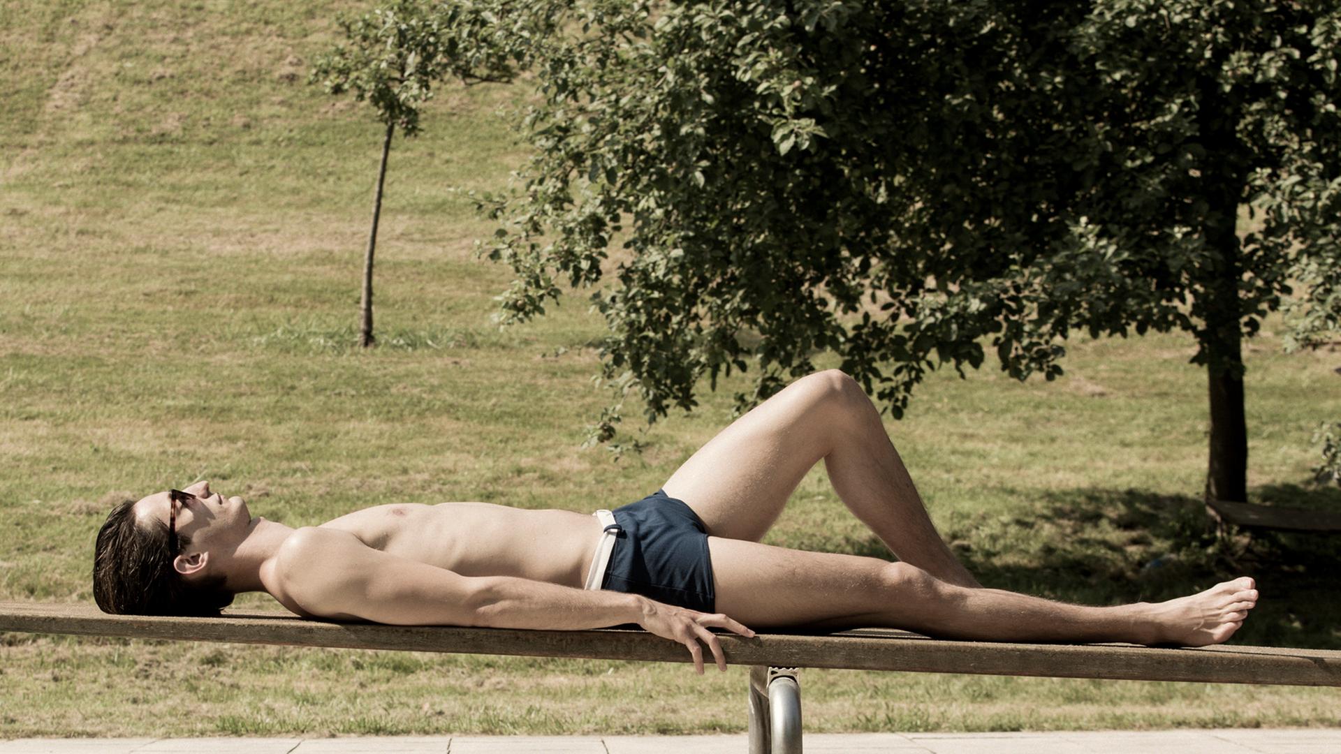 Entspannung in der Sonne: Pierre Niney als Yves Saint Laurent