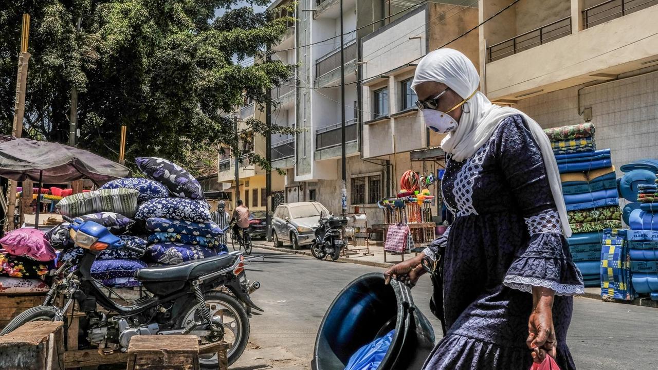 Frau mit Mundschutz in Dakar, Senegal
