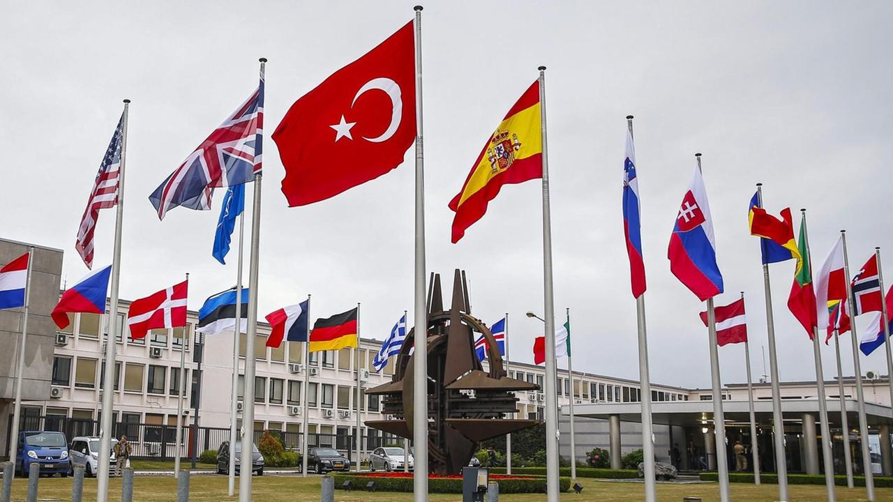 Flaggen der NATO-Staaten vor dem Hauptquartier in Brüssel
