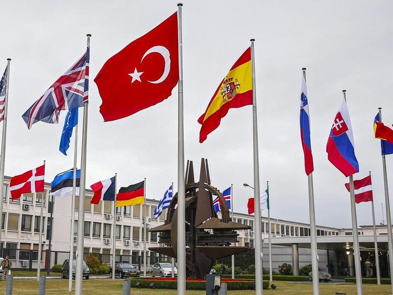 Flaggen der NATO-Staaten vor dem Hauptquartier in Brüssel