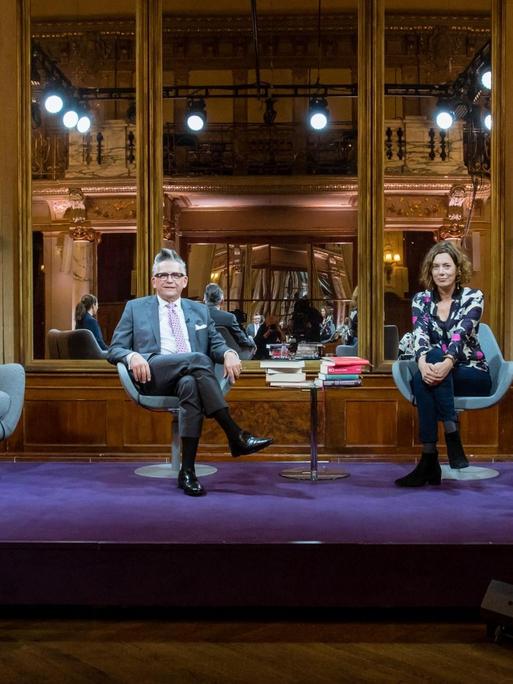 "Das Literarische Quartett": Thea Dorn, Götz Alsmann, Eva Menasse und Vea Kaiser sitzen, jeder auf seinem Stuhl oder kleinen Sofa, nebeneinander und schauen in die Kamera.