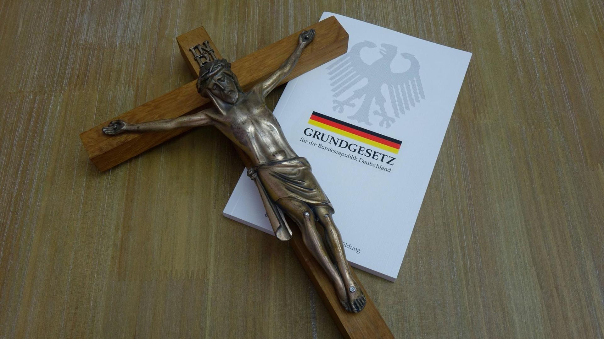 Jesusfigur auf dem Grundgesetz