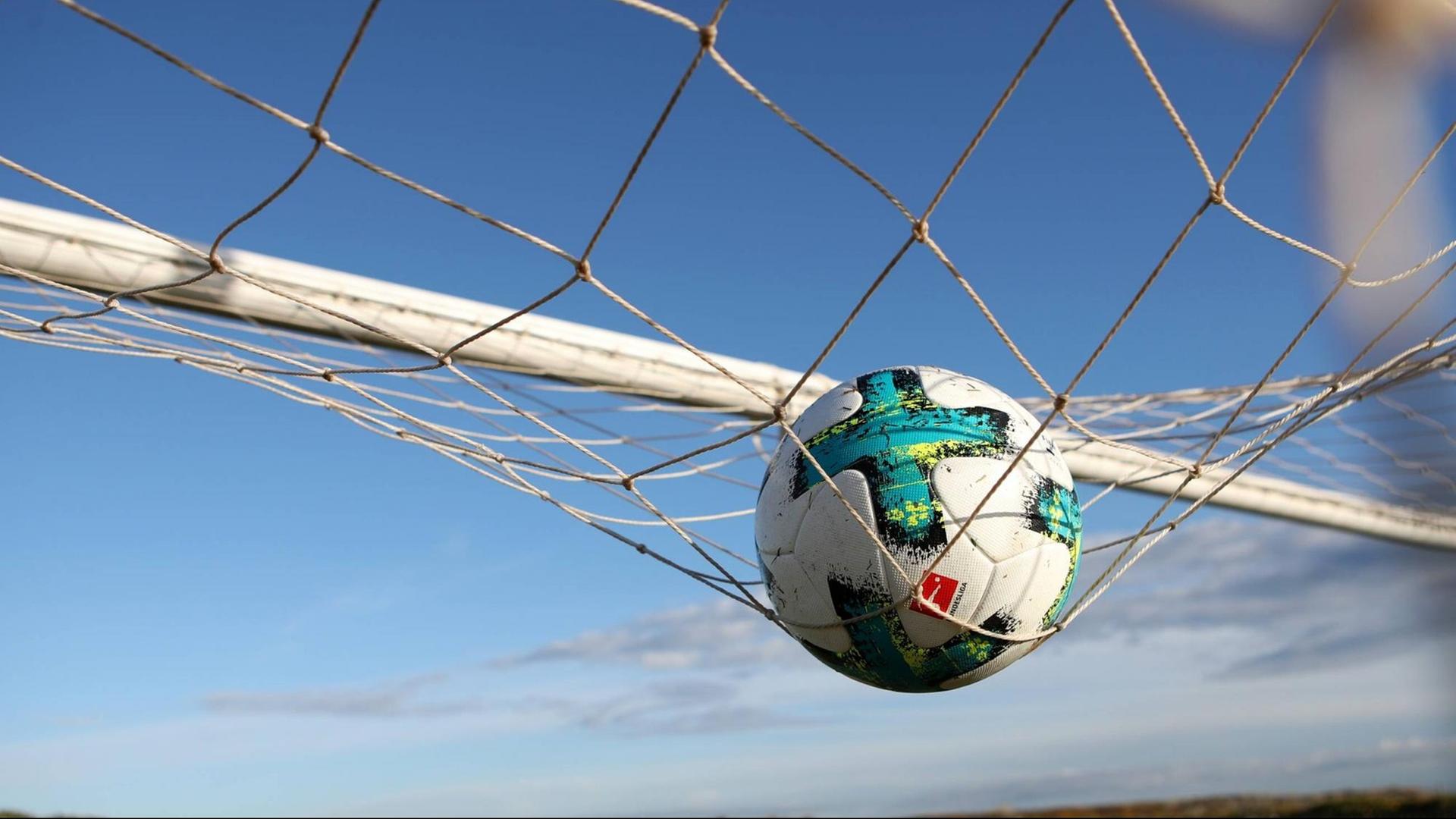 Ein Ball liegt im Netz auf einem Fußball-Tor.