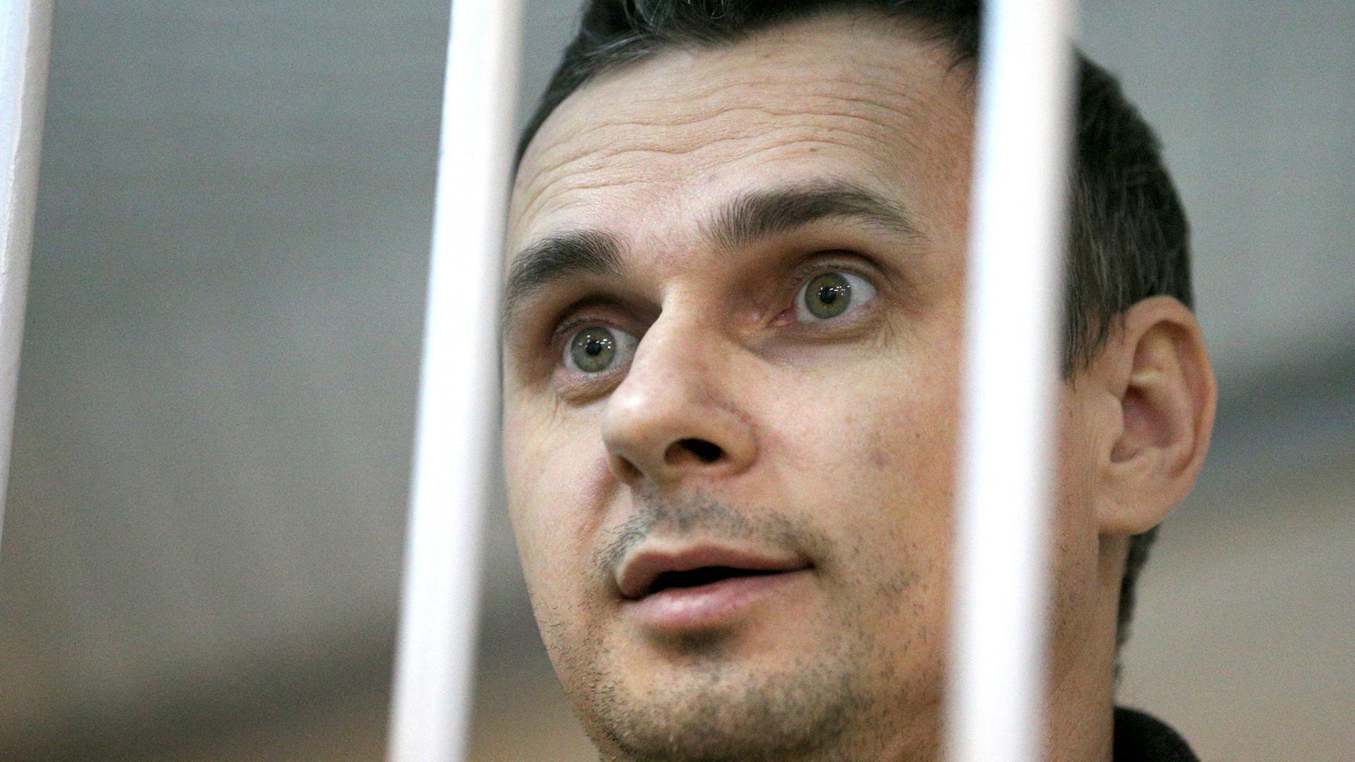 Der ukrainische Kinoregisseur Oleg Senzow bei einer gerichtlichen Anhörung im Dezember 2014 in Moskau in einem Käfig