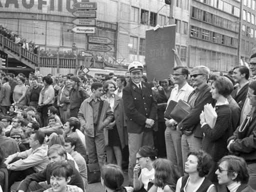 Polizisten wurden von den demonstrierenden Studtenten in - teilweise auch heitere - Gespräche verwickelt. Am 29.05.1968, dem Vortag der dritten Lesung der Notstandsgesetze im Bonner Bundestag, demonstrierten in München tausende Studenten, Schüler, Arbeiter und Angestellte. | Verwendung weltweit