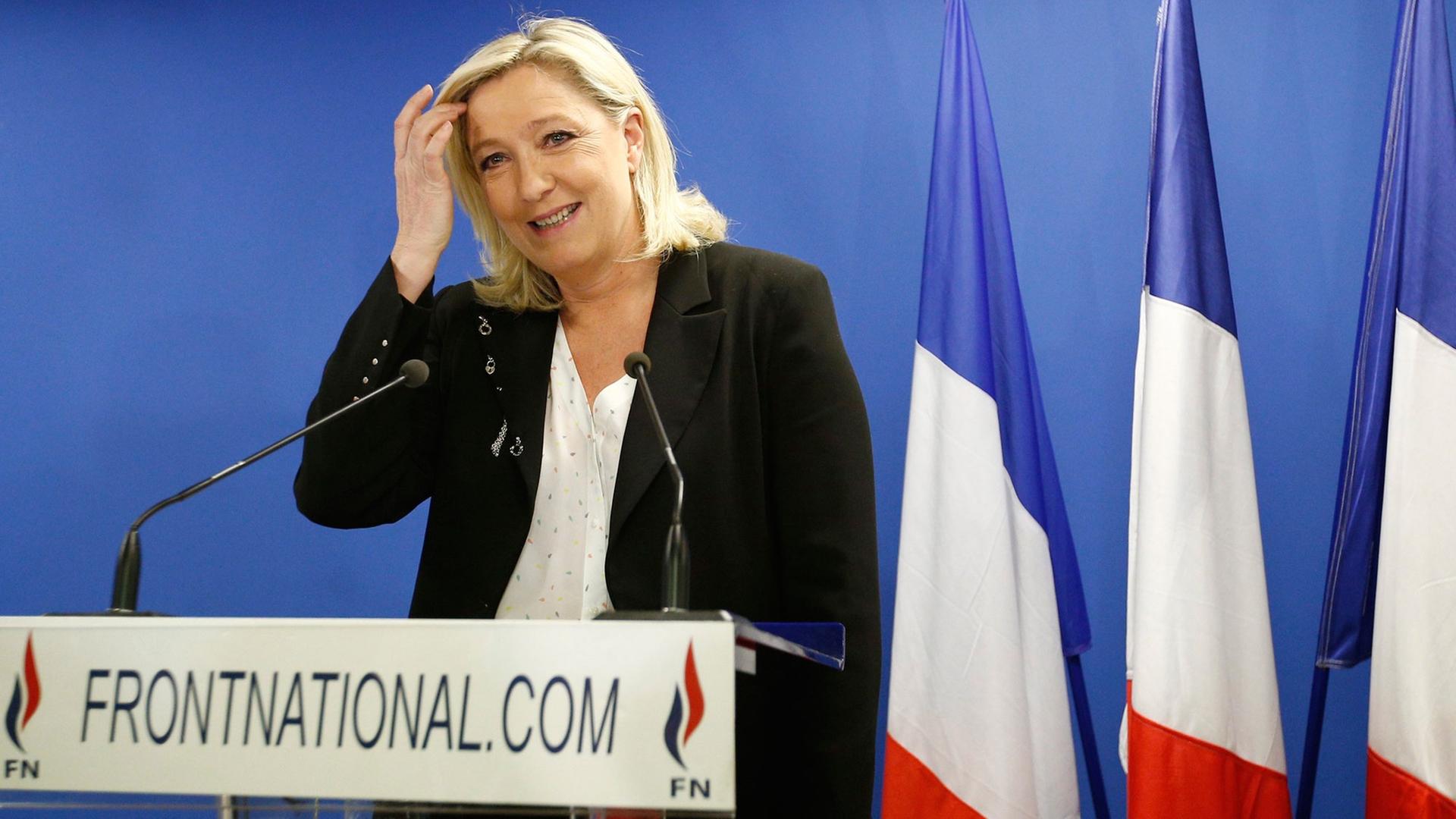 Marine Le Pen, die Vorsitzende des rechtsextremen Front National (FN), gibt am Abend der ersten Runde der französischen Départementswahlen am 22.3.2015 in der Parteizentrale in Nanterre bei Paris ein Statement ab.