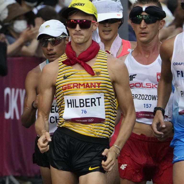 Der deutsche Geher Jonathan Hilbert in Aktion, um ihn herum sind weitere Athleten zu sehen. 