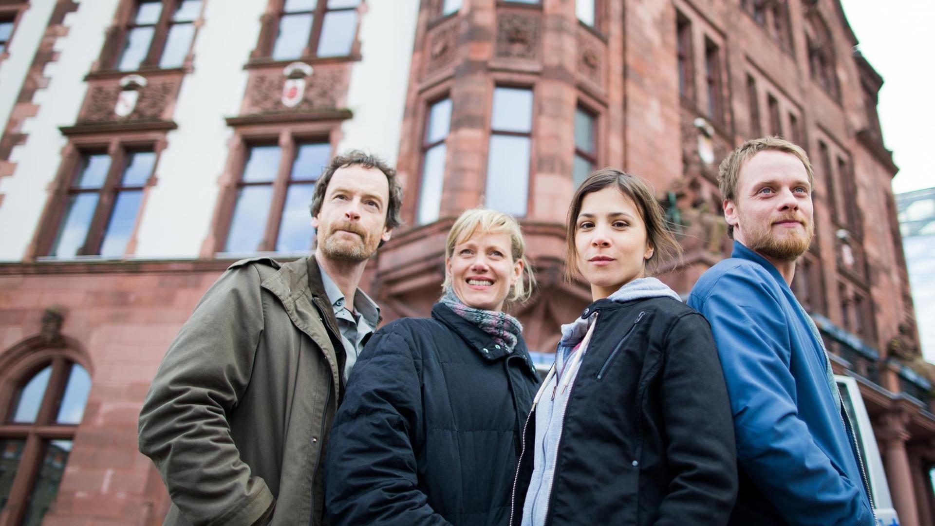 Die Schauspieler Jörg Hartmann (l-r, Peter Faber), Anna Schudt (Martina Bönisch), Aylin Tezel (Nora Dalay) und Stefan Konarske (Daniel Kossik) posieren am 25.04.2016 vor dem historischen Rathaus bei den Dreharbeiten des "Tatorts" Dortmund.