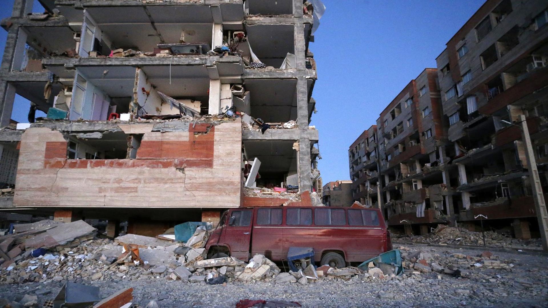 dpatopbilder - HANDOUT - Ein Foto der Iranischen Studenten Nachrichtenagentur (ISNA) zeigt zerstörte Gebäude am 13.11.2017 nach dem Erdbeben in Sarpol-e-Zahab (Iran). Nach dem schweren Erdbeben in den südlichen Kurdengebieten in der Grenzregion zwischen dem Iran und dem Nordirak ist die Zahl der Toten auf über 160 gestiegen. Dem iranischen Innenministerium zufolge gab es am Montag 164 Tote und 1686 Verletzte. Weitere Opfer werden befürchtet. Das Erdbeben der Stärke 7,3 hatte die Region am Sonntagabend erschüttert.
