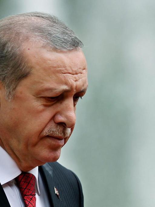 Der türkische Staatspräsident Recep Tayyip Erdogan mit gesenktem Blick