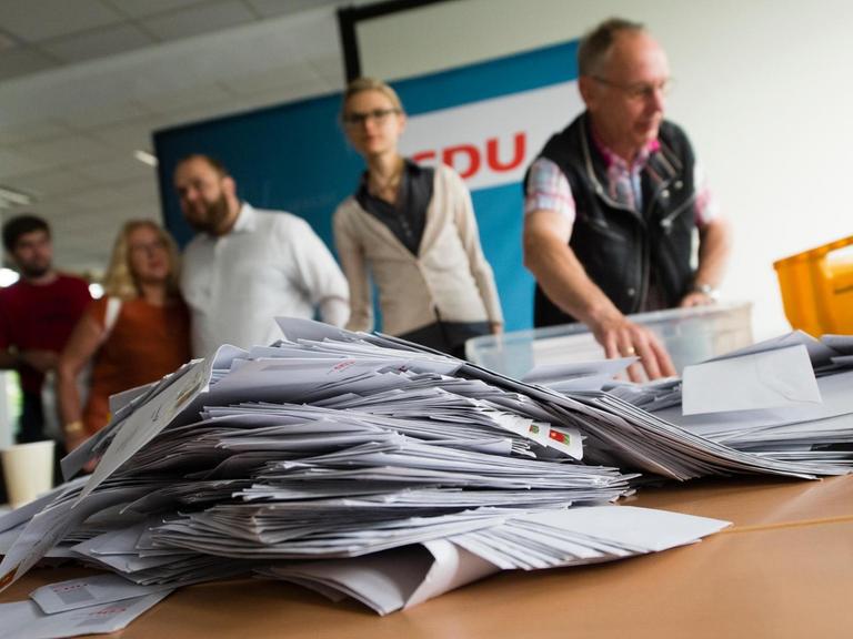 Die Stimmkarten der Mitgliederbefragung des CDU-Landesverband Berlin zur "Ehe für Alle" liegen am 24.07.2015 auf einem Tisch bereit zur Auszählung durch ehrenamtliche Mitarbeiter in der Zentrale des CDU Landesverband in Berlin.