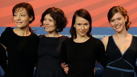 V.l.n.r.: Schauspielerin Marion Mitterhammer, Regisseurin Marie Kreutzer und die Schauspielerinnen Andrea Wenzl und Emily Cox bei der Vorstellung von "Die Vaterlosen" bei der 61. Berlinale.
