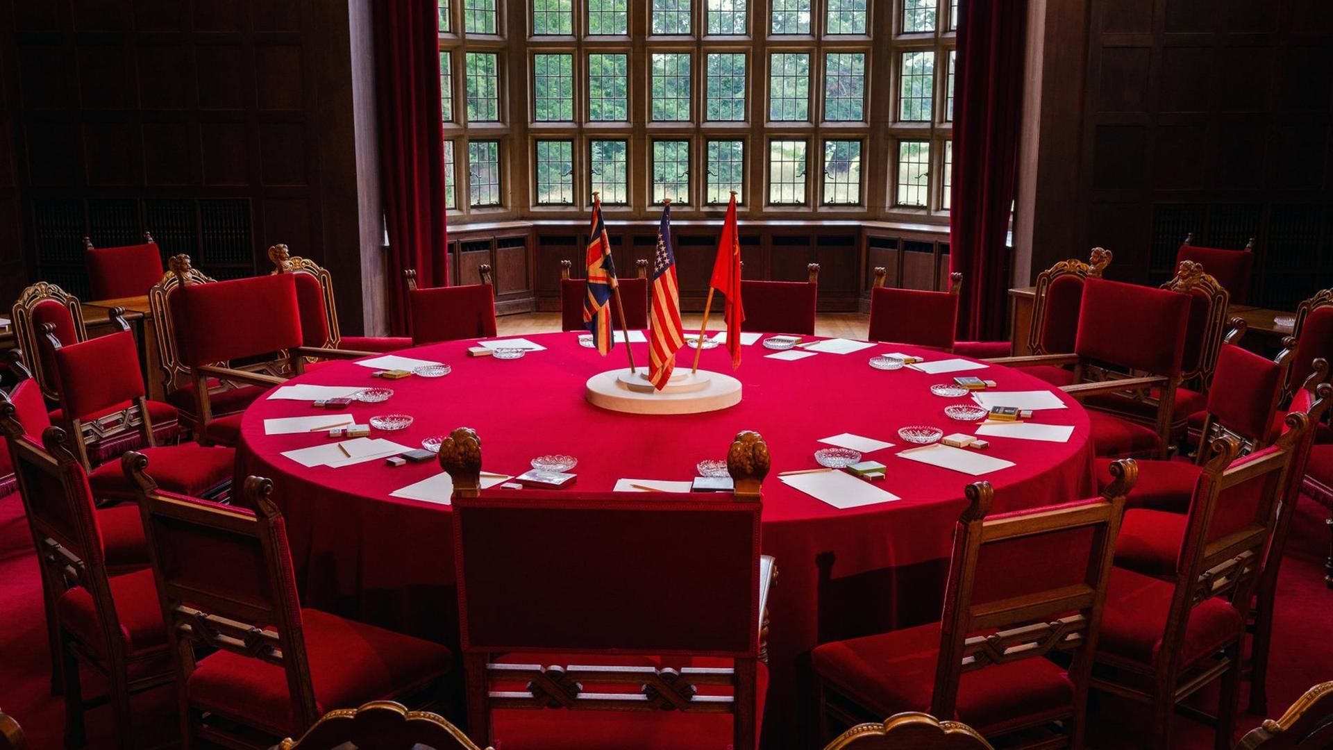 Der Konferenzsaal der Potsdamer Konferenz im Schloss Cecilienhof