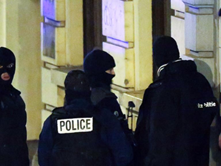 Belgische Polizisten vor einem Gebäude in Verviers.
