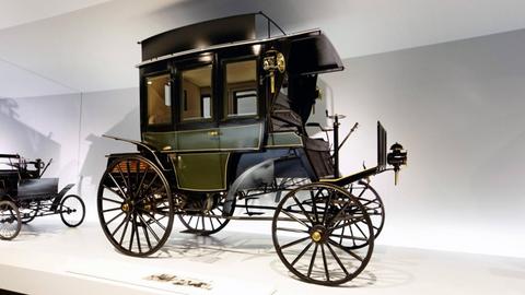 Automobilgeschichte: Ein Benz Omnibus aus dem Jahr 1895 im Mercedes Museum in Stuttgart.