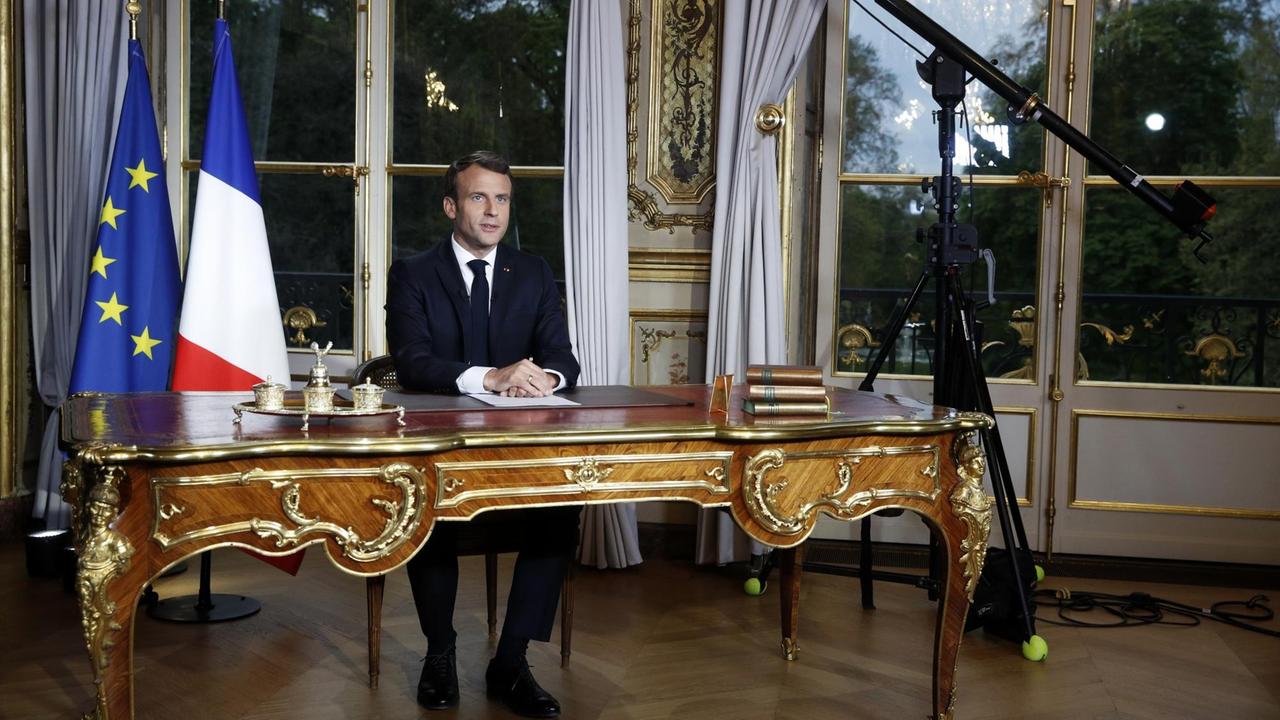 Emmanuel Macron an seinem Schreibtisch Emmanuel Macron an seinem Schreibtisch