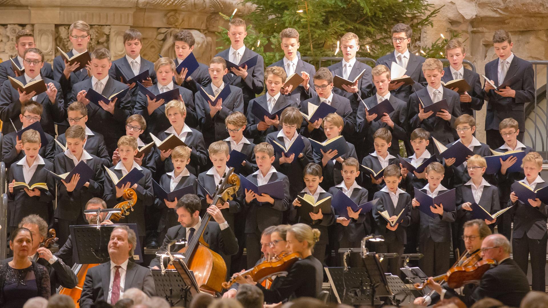 Die Jungen und jungen Männer des Dresdner Kreuzchores bei einem Konzert in der Kreuzkirche Dresden 