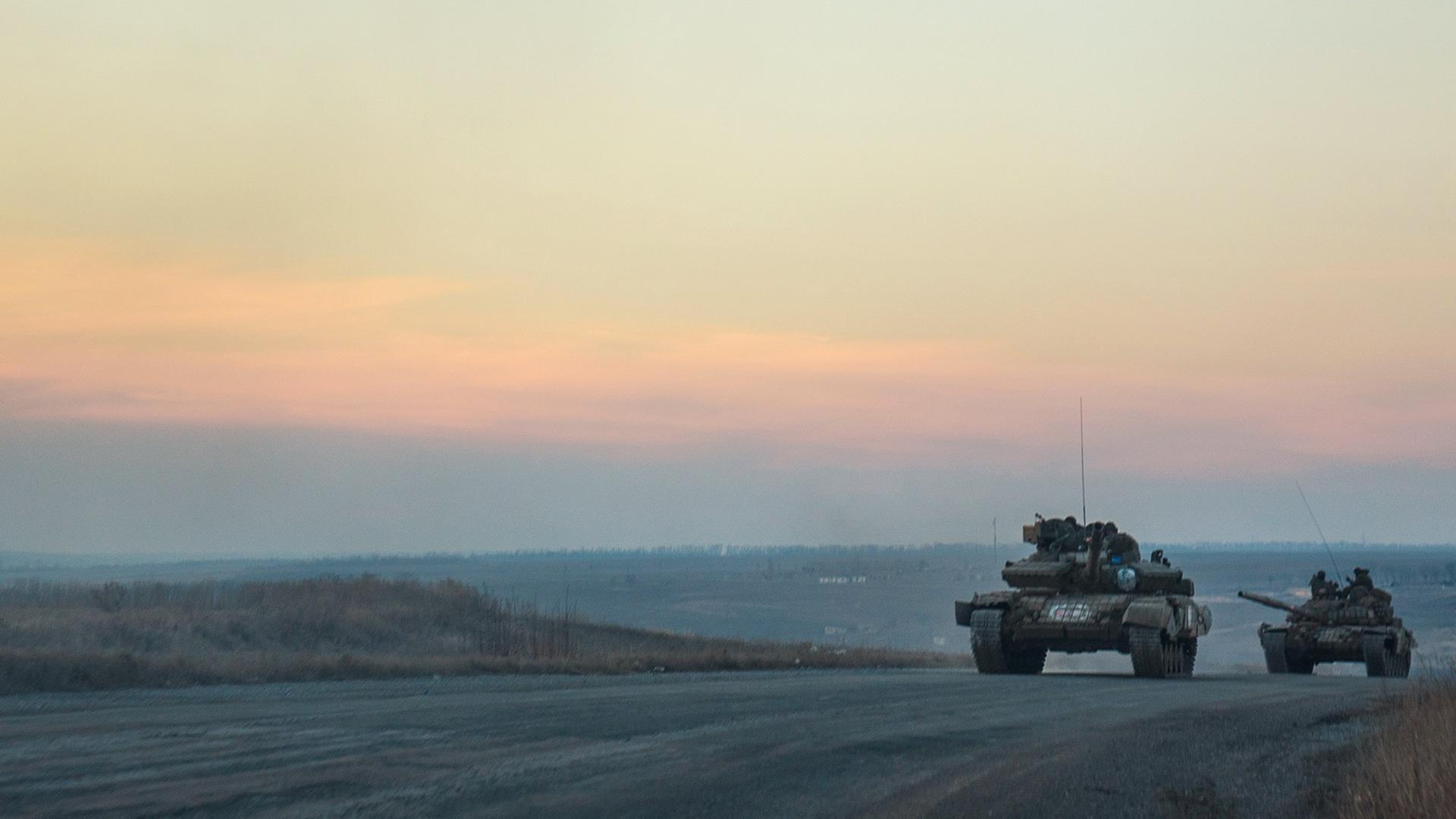 Panzer von Aufständischen im Kriegs-Gebiet von dem Land Ukraine Panzer von Aufständischen im Kriegs-Gebiet von dem Land Ukraine
