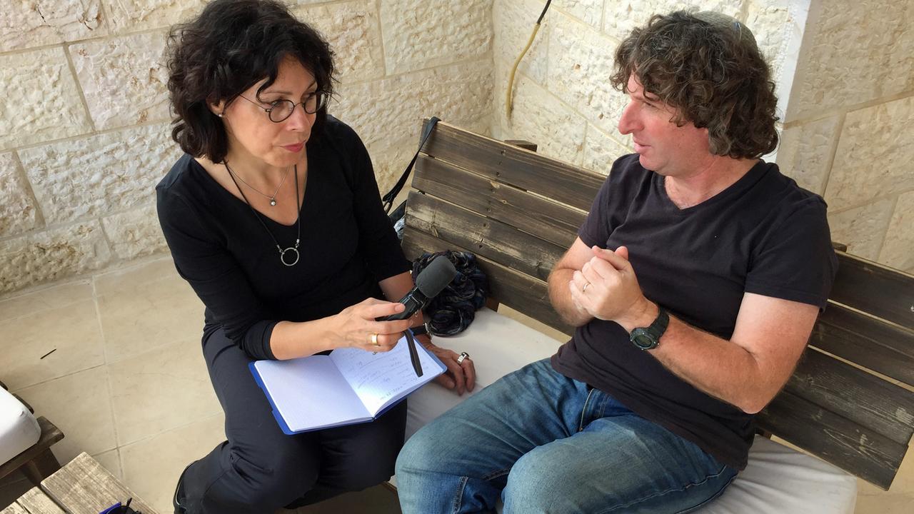 Der Poet, Aktivist und Siedler Eliaz Cohen (rechts) im Gespräch mit Sabine Adler