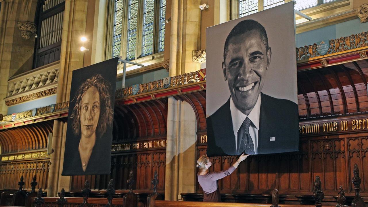 Blick in eine seiner letzten Ausstellungen: Zwei überdimensionierte Porträts hängen in einer glanzvollen Kirche in Durham.