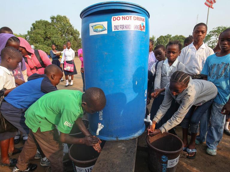 Schüler in Monrovia (Liberia) waschen sich die Hände, um sich vor Ebola zu schützen.