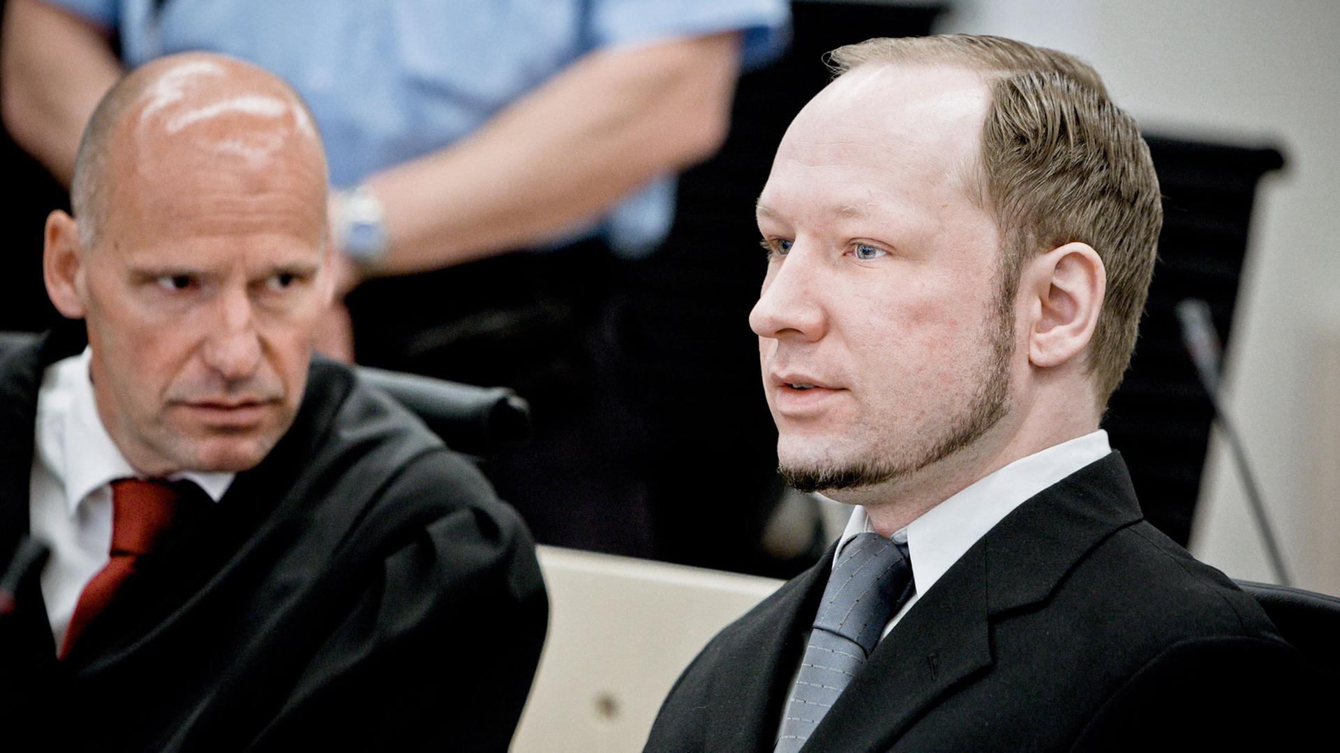 Jurist Geir Lippestad (rechts) neben dem norwegischen Massenmörder Anders Breivik im Gerichtssaal