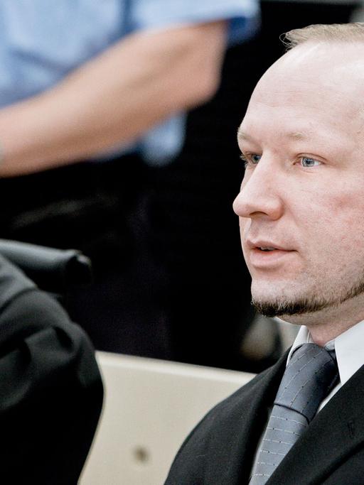 Jurist Geir Lippestad (rechts) neben dem norwegischen Massenmörder Anders Breivik im Gerichtssaal