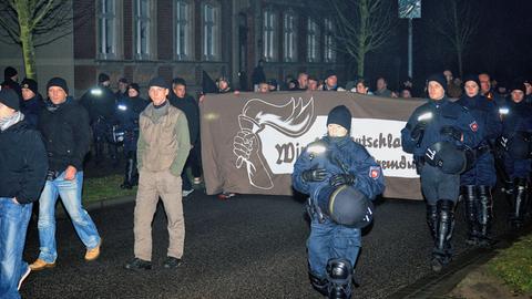 Begleitet von Polizisten marschieren Rechte bei einer Demonstration in Wittstock zu den Wohnungen der Flüchtlinge.