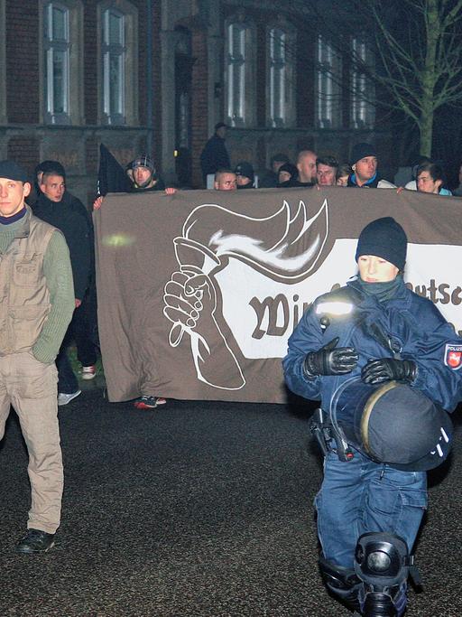 Begleitet von Polizisten marschieren Rechte bei einer Demonstration in Wittstock zu den Wohnungen der Flüchtlinge.